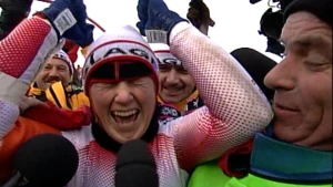 Klasina Seinstra juicht want ze wint de Elfstedentocht in 1997.