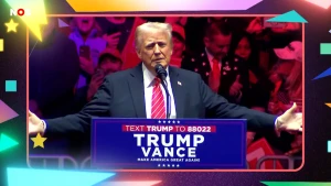 Foto van president Trump die toespraak houdt voor mensen tijdens verkiezingscampagne. Hij heeft zijn armen gespreid.