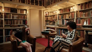 Een foto van twee meiden in stoelen in een grote bibliotheek