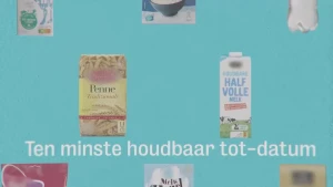 Een afbeelding van een pak pasta, een pak houdbare meld en een paar half zichtbare houdbare producten. De achtergrond is blauw en in het wit staat de tekst Ten minste houdbaar tot-datum.
