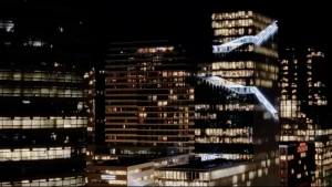 Kantoorpanden die het licht aanhouden in de nacht