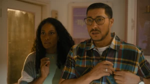 Een foto van een man en een vrouw, ze kijken een beetje verbaasd of verschrikt.