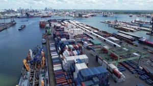 Luchtfoto van containers en containerschepen in de haven van Rotterdam.