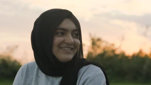 Foto van lachend meisje met hoofddoek.