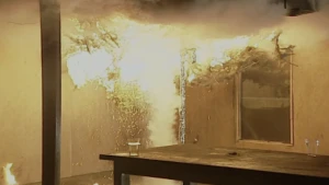 Foto van een kamer waarin de kerstversiering aan het plafond brandt.