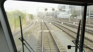 Foto van een spoorlijn gezien door de voorruit van een trein.