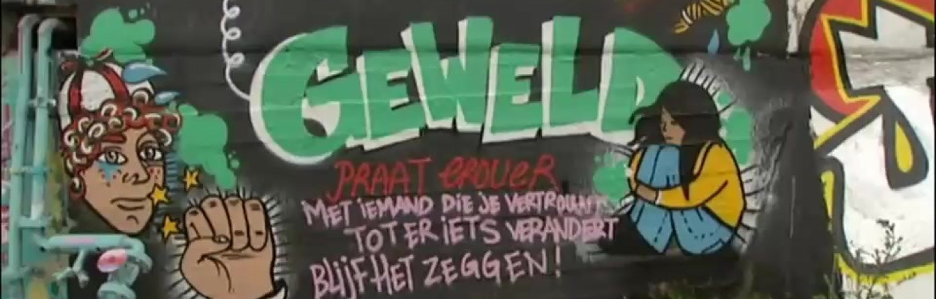 Een foto van graffitie met de tekst geweld en een afbeelding van een kind dat zit met de armen om de benen geslagen.