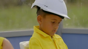 Foto van jongetje met bouwhelm