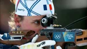 Foto van een biatleet die aan het schieten is met een biatlongeweer.