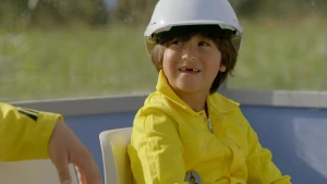 Foto van jongetje met bouwhelm.