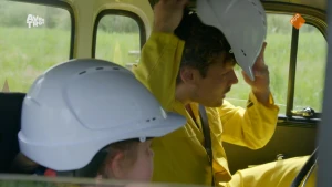 Foto van jongetje met bouwhelm die samen met Soy Kroon in een auto zit.