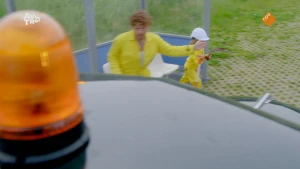 Foto van een zwaailicht, met in de achtergrond Soy Kroon en een kind.