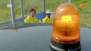 Foto van een zwaailicht, met in de achtergrond Soy Kroon en een kind.