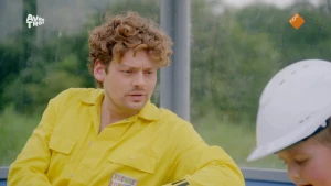 Foto van jongetje met bouwhelm die samen met Soy Kroon zit.