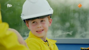 Foto van jongetje met bouwhelm.