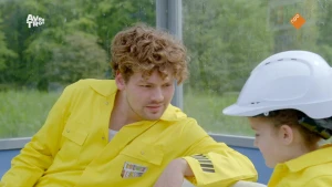 Foto van meisje met bouwhelm die samen met Soy Kroon zit.