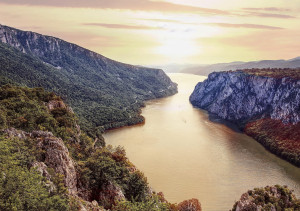 Foto van berglandschap met rivier in Servie in mooi zacht avondlicht.