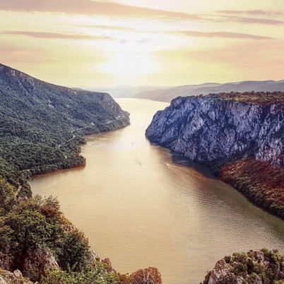 Foto van berglandschap met rivier in Servie in mooi zacht avondlicht.