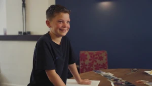 Foto van lachende jongen die staat 