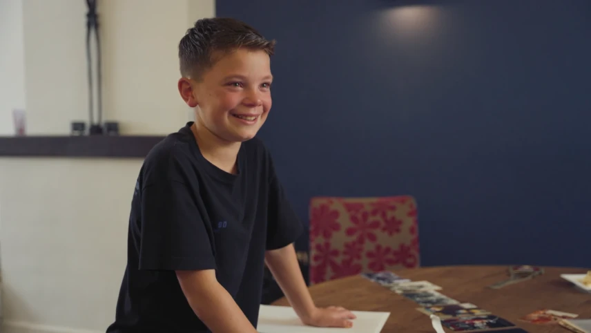 Foto van lachende jongen die staat 