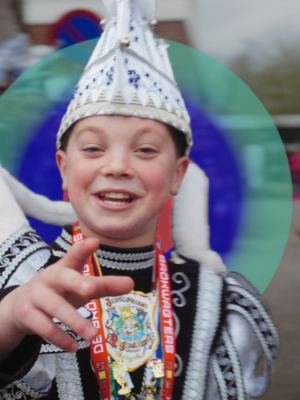 Foto van prins carnaval en meerdere jongens in carnaval kostuum. 