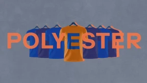 Een iluustratie van blauwe en oranje shirts met daarvoor in oranje en blauw de tekst polyester.