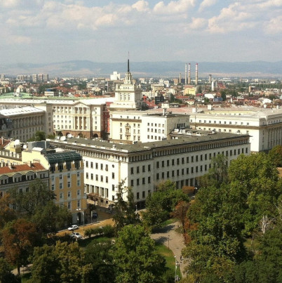 Skyline van Sofia met gebouwen en bomen.