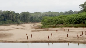 Foto van strand met inheemse mensen met speren.