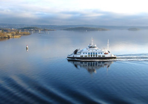 Veerboot op het water onderweg naar het vaste land