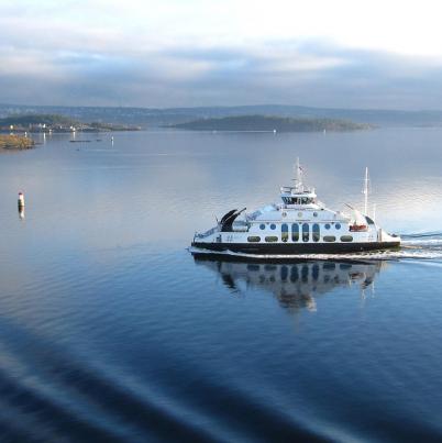 Veerboot op het water onderweg naar het vaste land