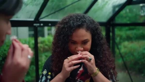 Een foto van twee vrouwen ze hebben een melati-bloem in hun hand waar ze aan ruiken.