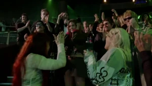 Foto van Roxy Dekker, tussen een groep artiesten op een tribune