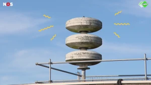 Een foto van een luchtalarm, er zijn gele "geluidsstreepjes" getekend om het alarmsysteem heen.