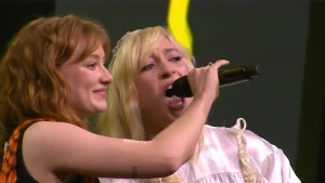 Foto van Froukje die een microfoon voor S10 vasthoudt.